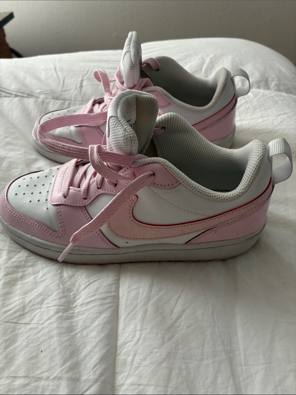 Nike Kids Low-Top Sneakers in White and Light Pink